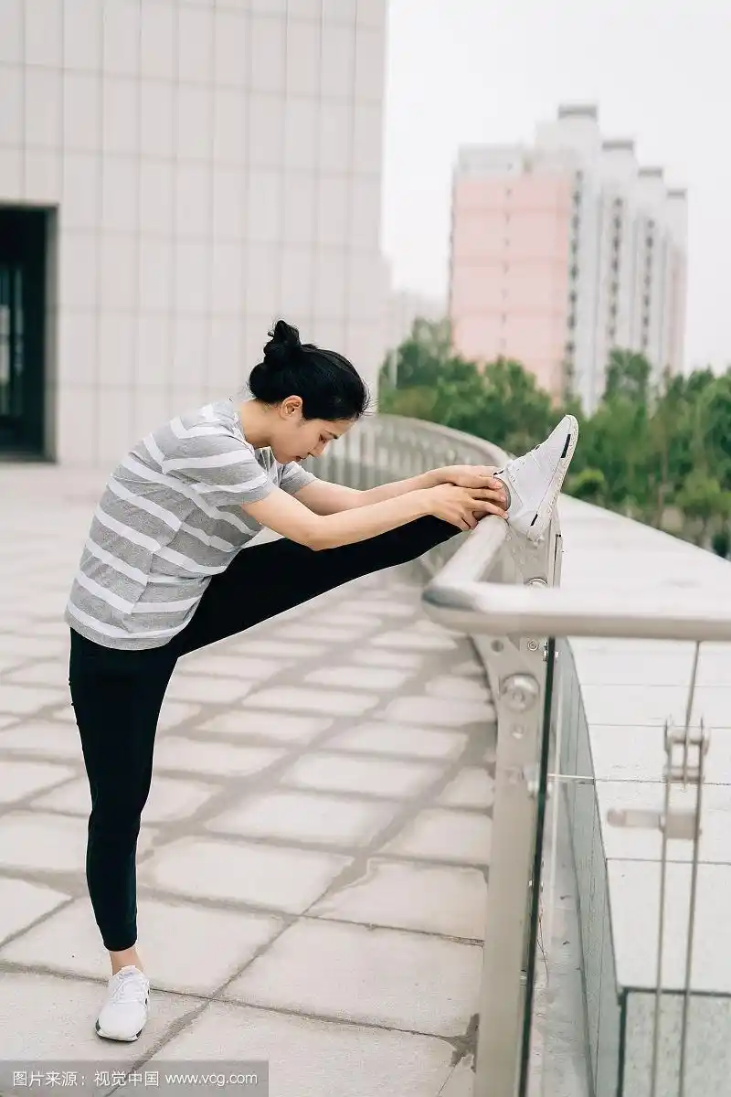 健身女孩在压腿