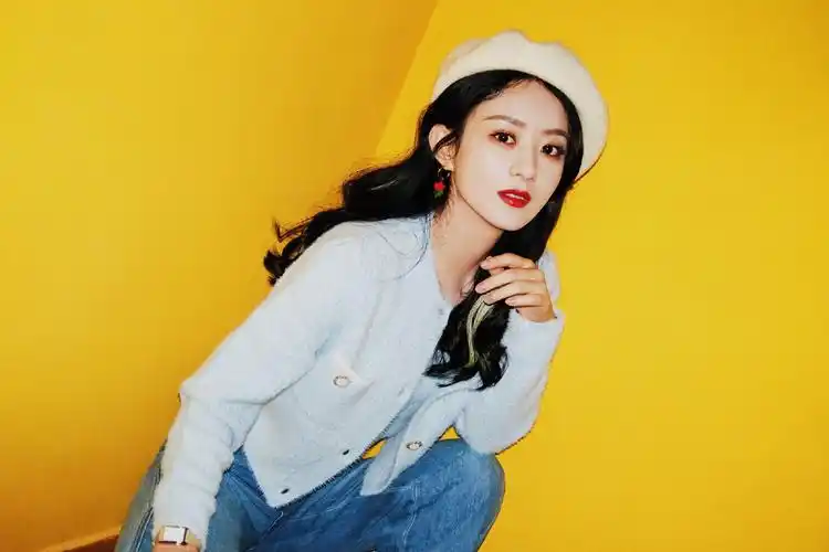 赵丽颖最新秋日写真大片慵懒毛衣搭贝雷帽效果文艺范十足