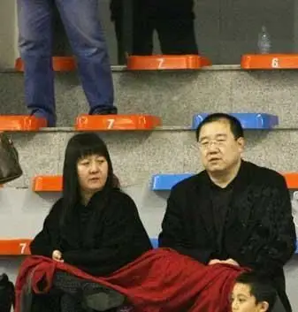 英达与第三任妻子梁欢(资料图)