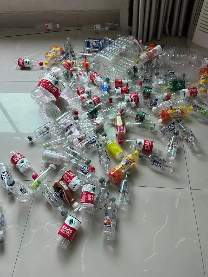 废物利用,用矿泉水瓶子做一艘船,你们看像不像?我感觉我现在就 - 抖音