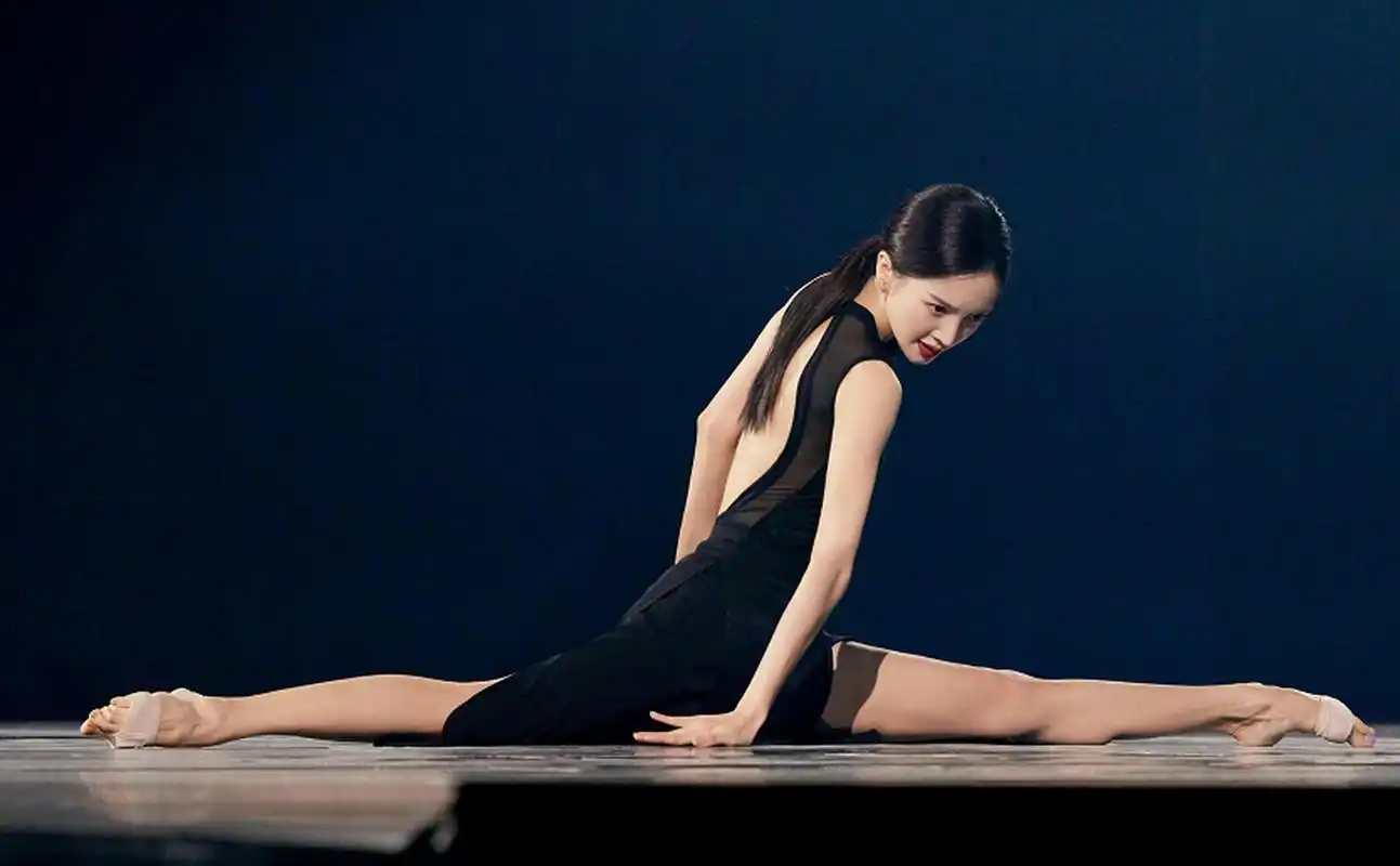 金晨不愧是一字马女神,这舞蹈功底不是说说而已!