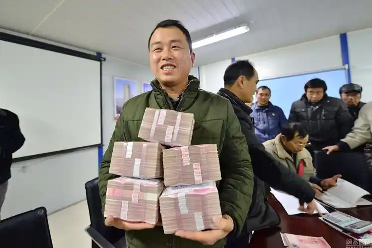 上海工地给农民工发百万现金