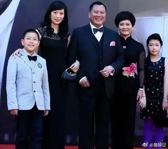 万梓良全家福上线了!老婆是空姐,两个小孩完美地继承了她那种高颜值