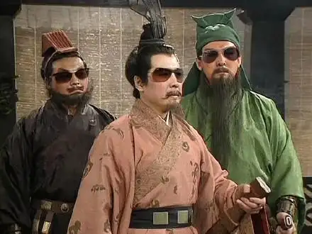 当东汉末年发明墨镜之后……《三国演义》恶搞剧照