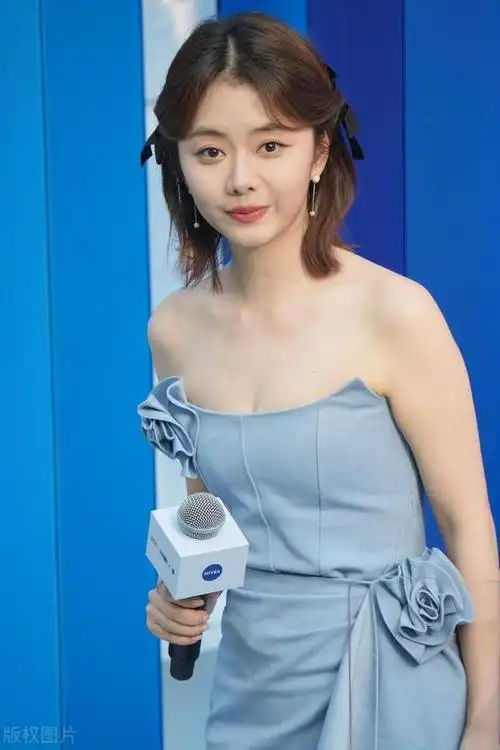 谭松韵又扮少女了穿浅蓝色牛仔裙暴露微胖身材法令纹暴露年龄