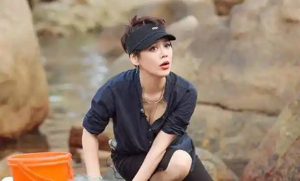 《乘风破浪的姐姐》在这部综艺中,宁静始终担当着大姐的角色,对妹妹们