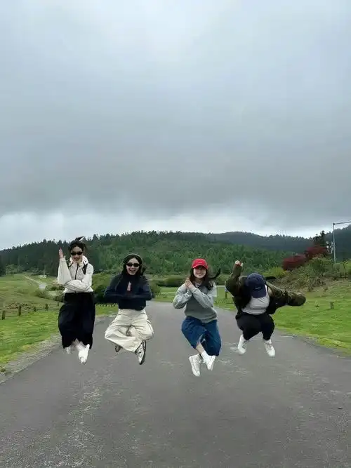 别再傻傻站成一排了!四人行拍照姿势大揭秘