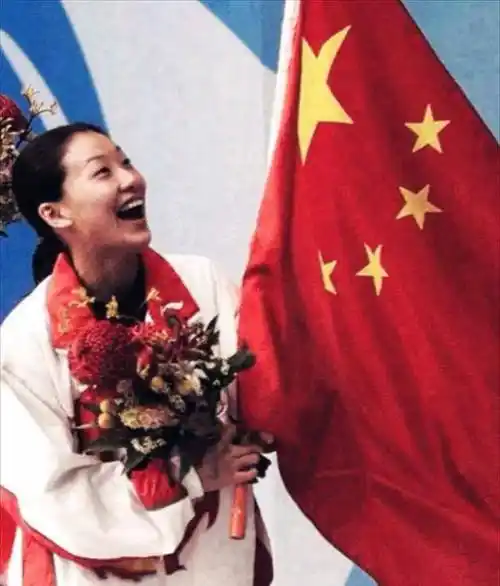 "跳水皇后"伏明霞:不顾父母反对嫁大26岁富商,她的婚姻幸福吗