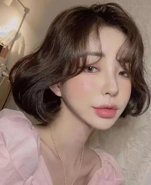 可爱短发发型图片(最新流行短发锯齿刘海露耳波波头)(10)