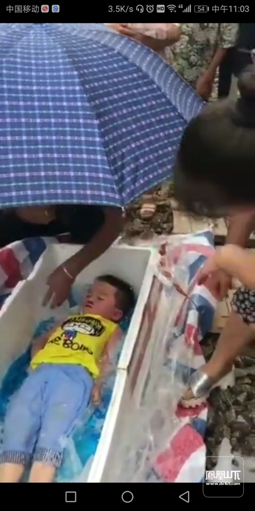 近日微信群转发视频,人贩子偷抢小孩致死冷冻至泡沫箱内,事件真假存疑