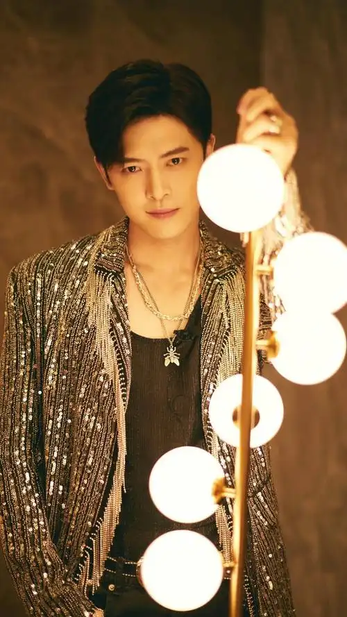 付辛博男团选秀出道,再次参加《追光吧哥哥》颜值与业务能力在线