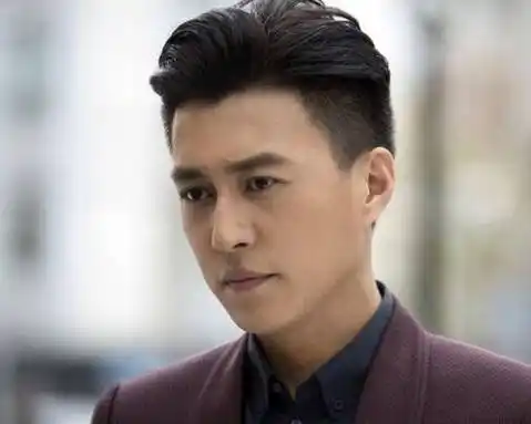 最然也是两旁推光,看似雷同的大背头造型,却凭借一点细微的不同,彰显