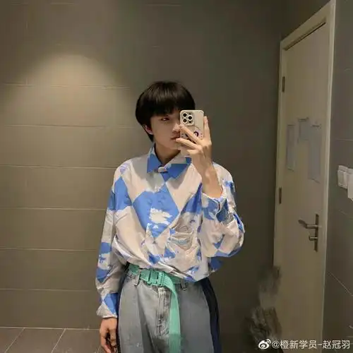 他真的好喜欢对着镜子自拍[doge]#赵冠羽