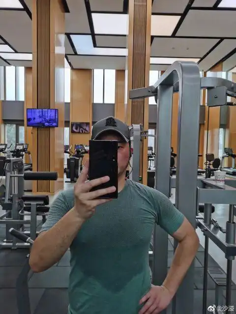 沙溢晒健身照衣服湿一大片自侃减几斤肉好有脸吃饭