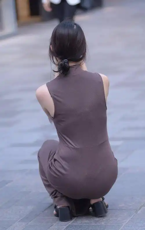 街拍:长裙辣妈!