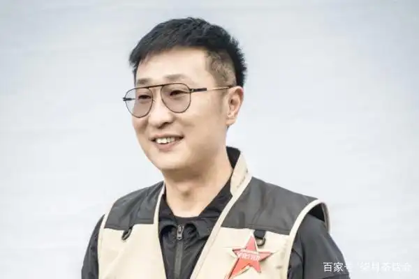 演员,一双小眼睛的他虽然长相并不出众,但是他演的小品和出演的影片都