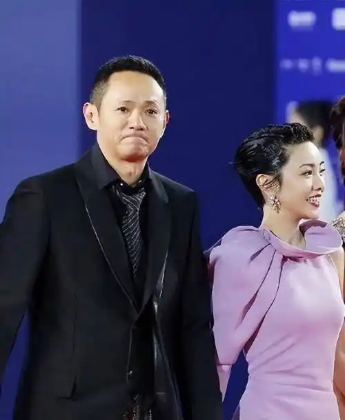 原创爱妻去世15年葬礼上哭到昏厥发誓永不再娶的果靖霖如今怎样了