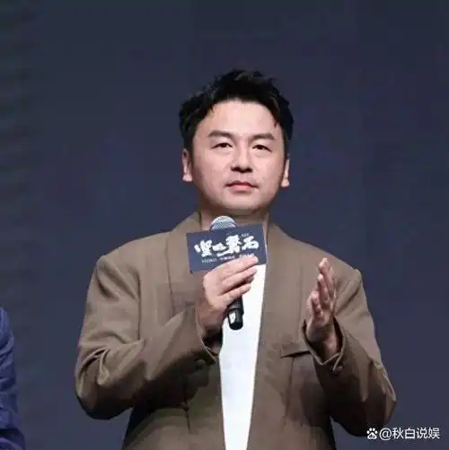 他每天欣赏着胡歌穿着打扮得非常帅气,同时也在内心默默地为自己规划