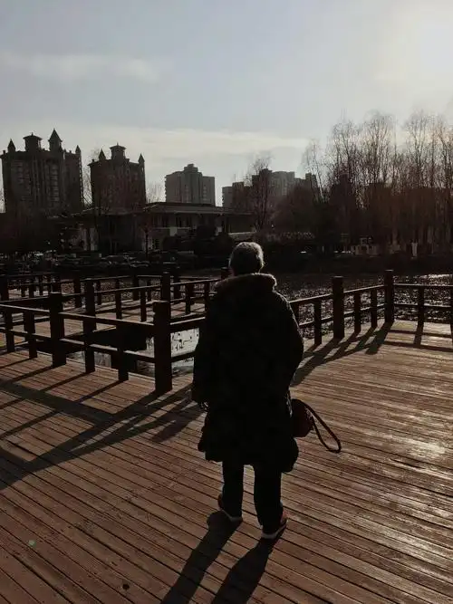 #抓拍# 80 老妈妈的背影 - 那抹瞬间 - 图虫