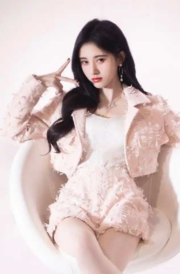 "四千年美女"鞠婧祎丁字泳衣照曝光,曲线堪比过山车.