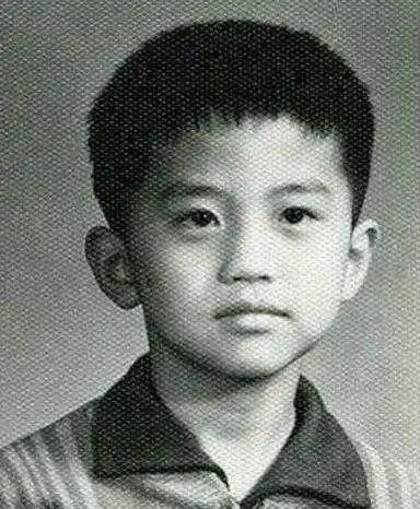 男明星童年照片,张艺兴原来是个小胖子,第五位和现在完全一样