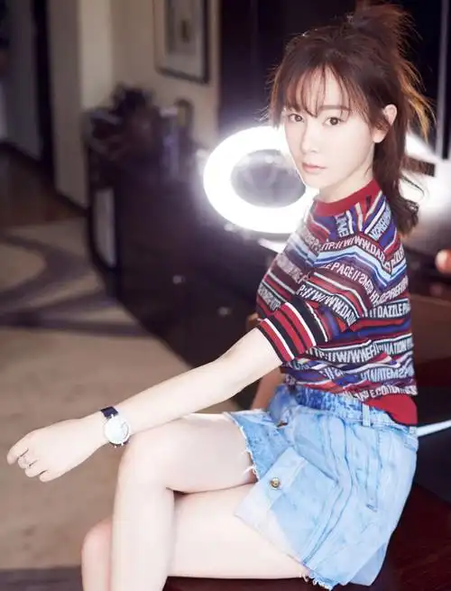 张檬越来越有女人味了人字拖牛仔短裤搭配条纹上衣魅力十足