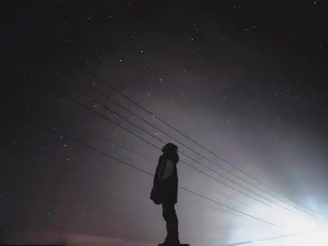 遥望着宁静的夜空你指着想住的星球