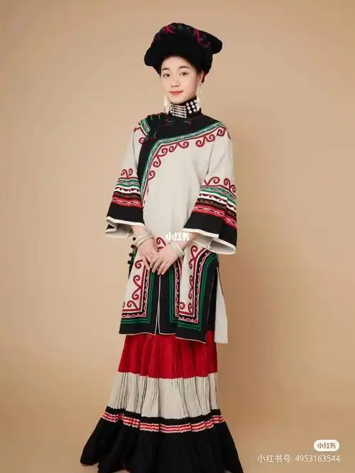 彝族服装效果图
