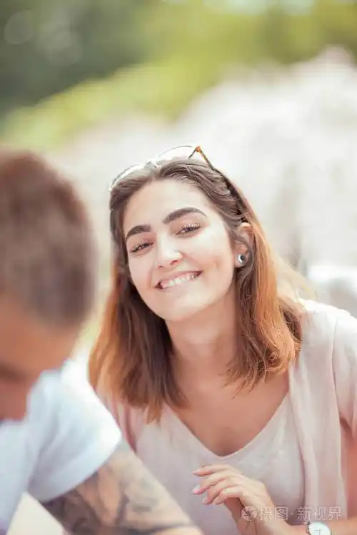 美丽的年轻女子在阳光下与人交谈幸福的微笑生活理念拍摄