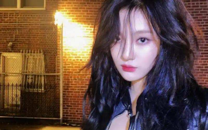 宁艺卓最新个人ins:纯欲少女与机车皮衣的诗意碰撞