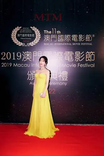 马苏出席第十一届澳门国际电影节身穿抹胸长裙明媚动人