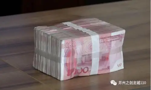 两女子报警称在太原北大街捡到了十万元现金.