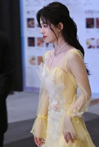 鞠婧祎美成仙24岁居然穿黄色网纱裙扮嫩比她大的人还怎么活