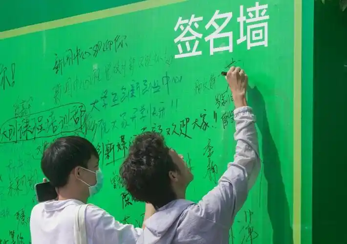 新生签名墙签名  陈逸扬摄生日蛋糕及礼物  林鉴蔚摄迎接新同学,我们