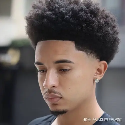 原本只属于黑人的一种发型,如今也因为说唱嘻哈文化在国内的盛行,被