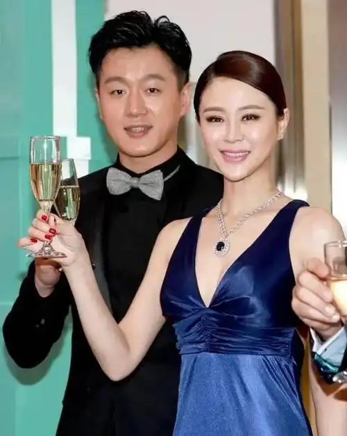 回顾模范夫妻佟大为关悦结婚17年0绯闻幸福背后满是心酸