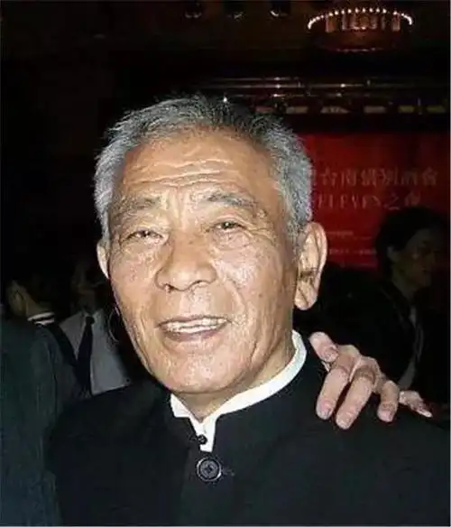 谷峰老爷子见证了香港电影的兴衰荣辱,一辈子出演的都是配角,演技却不