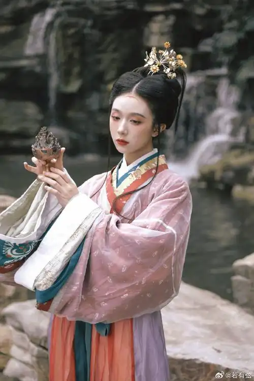 魔光的摄影作品##汉服摄影##国风吹万里##晋制汉服##汉服写真##汉服