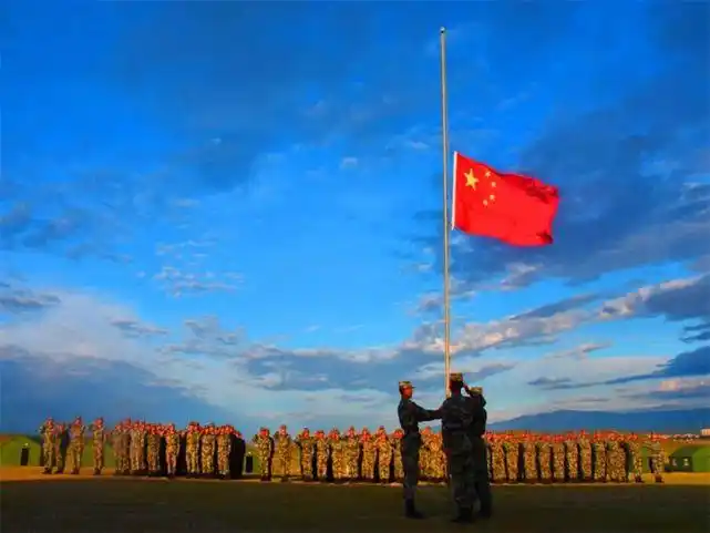 军人与国旗的最美合影,哪一组图美到了你?