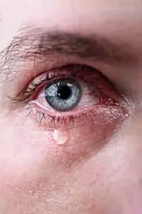 悲伤的眼睛图片