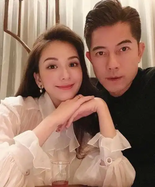 郭富城与妻子方媛逛便利店 两人休闲打扮低调接地气