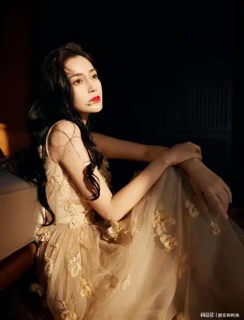 angelababy香槟色长裙大波浪卷发散发着恬静优雅的气质