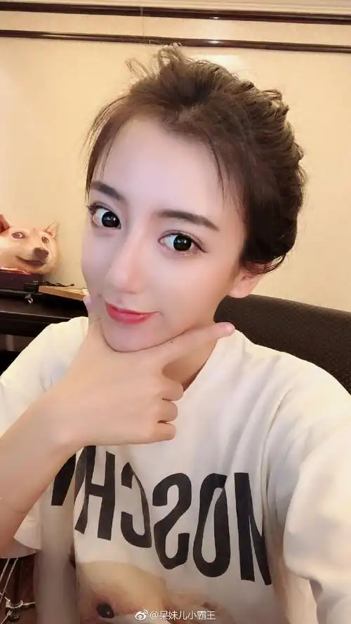 斗鱼吃鸡女主播呆妹儿小霸王个人写真福利套图