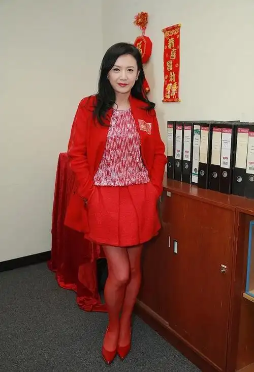 曾华倩穿小年轻不敢穿的超短裙一身大红真亮眼气质优雅身材好