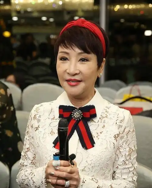 狄波拉为现任老公办寿宴前夫谢贤也到场不见儿子谢霆锋的身影