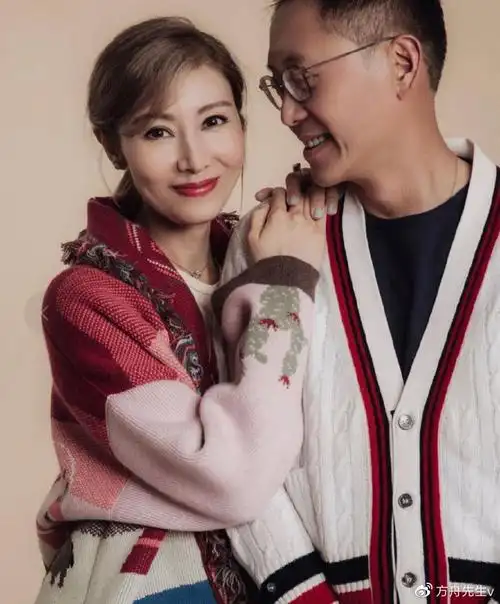 李嘉欣晒照思念爱犬,不忘与富三代老公秀恩爱,两人背靠背好甜蜜