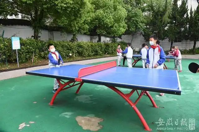 4月29日,合肥市包河区芜湖路街道南园社区市南园学校,小学生们在课后