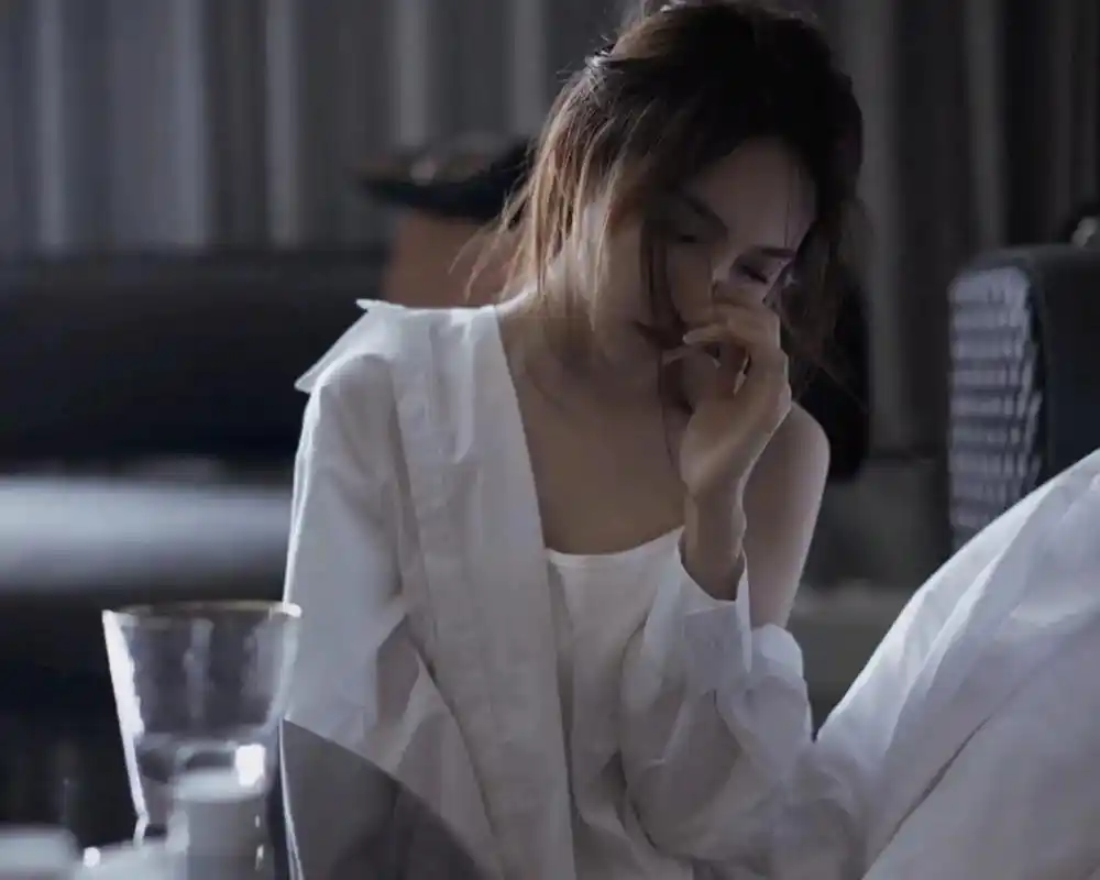 女生喝酒伤感头像.#图文伙伴计划 喝的是美酒.装的是心事,吐 - 抖音