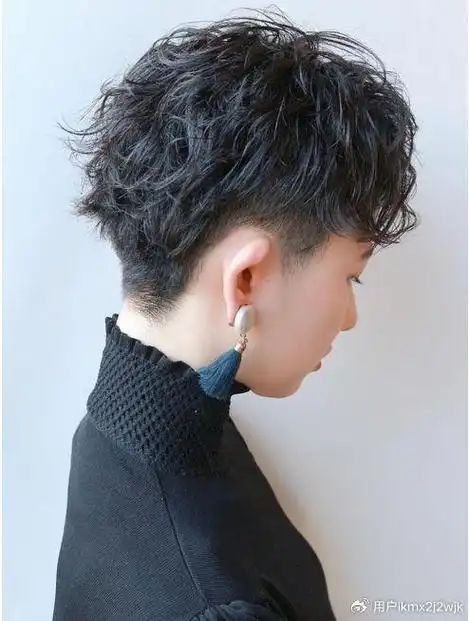 女士短发纹理烫,蓬松时尚显发量,喜欢短发的姐妹别错过