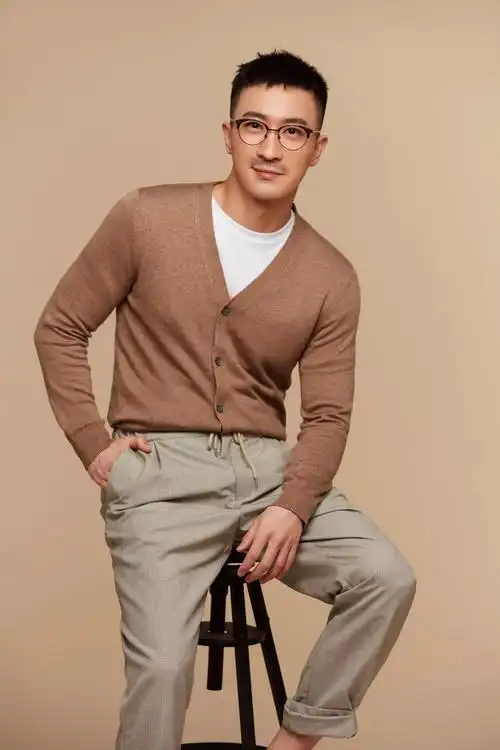 张铎释出春日写真大片 率性雅痞彰显演员反转魅力